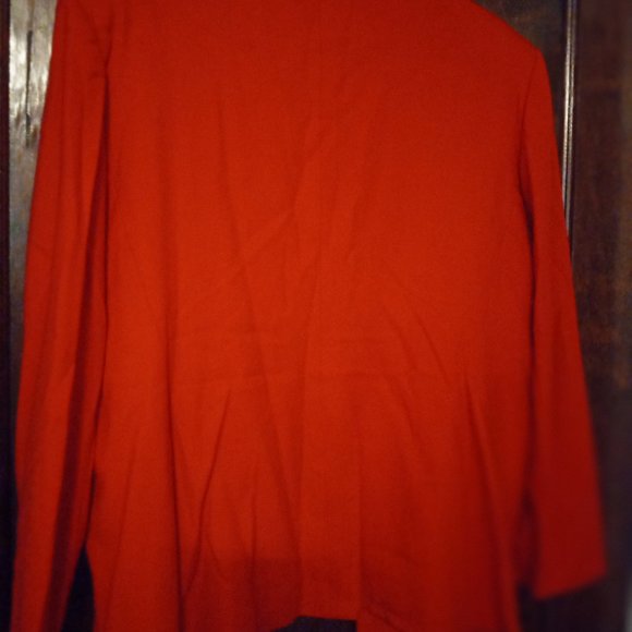 CHURCH FLOW!! 2-piece dark red pleated skirt suit with beautiful gold buttons - Picture 4 of 16